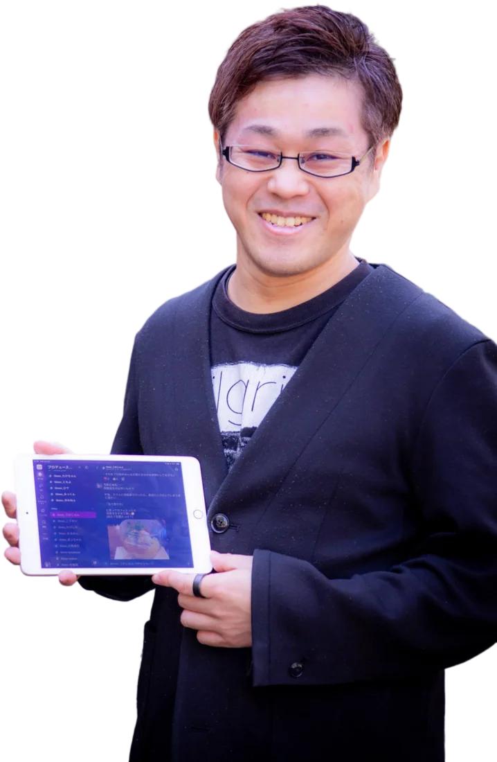 タブレットを持って笑顔で立つうおじゅん